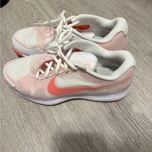 NIKE Zoom tennis shoes